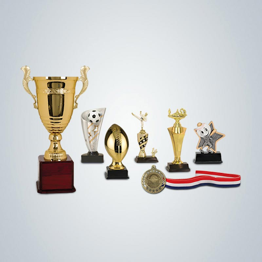 What are some key considerations when selecting a trophy manufacturer for a sports event?