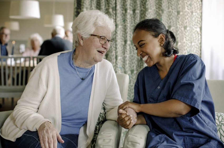  Live-In Care vs. Nursing Homes: Which Is Right for You?