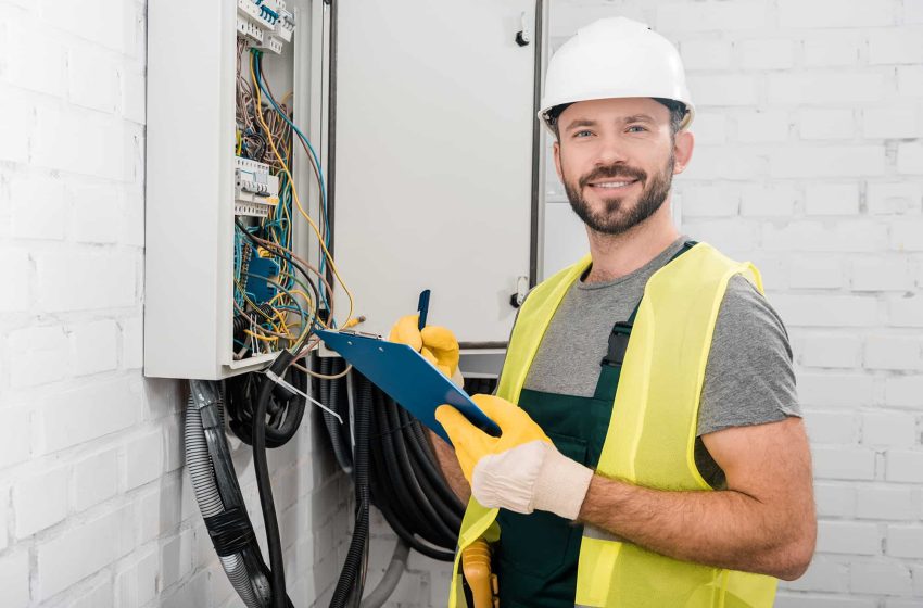  Elektriker mit Solarmodulen sind eine Kooperation für eine bessere Zukunft