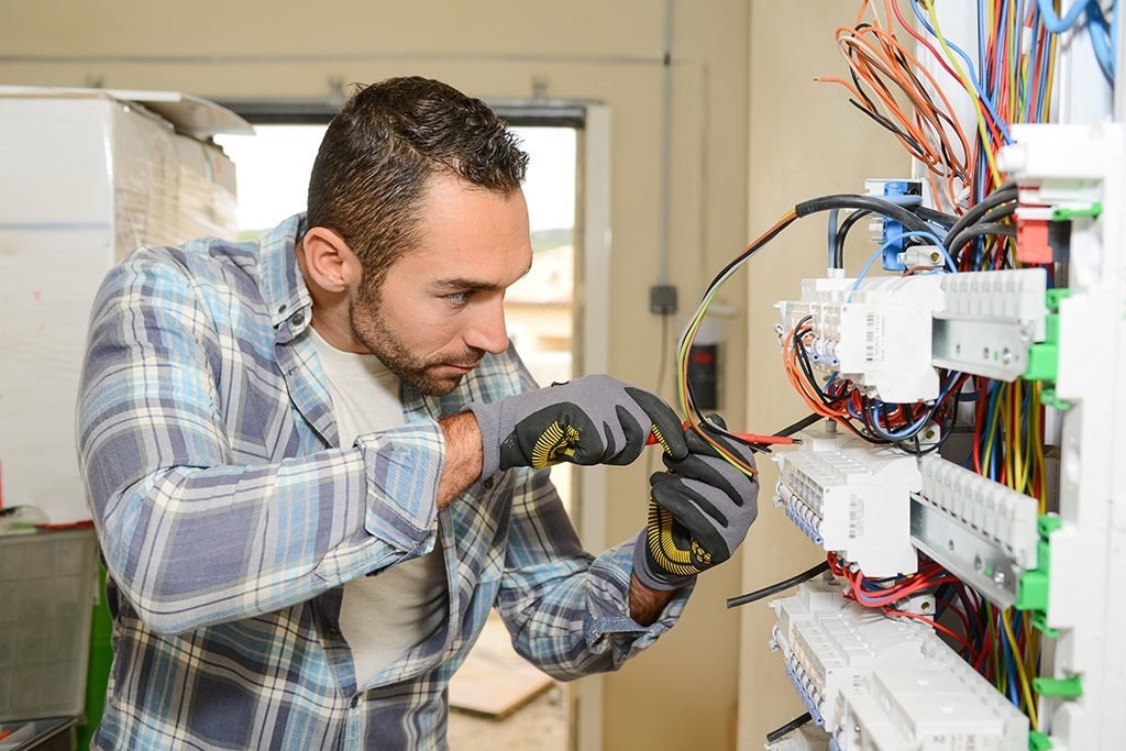 Elektrotechnische Dienstleistungen in Neubrandenburg: Vom Blitzschutz bis zur Steckdose