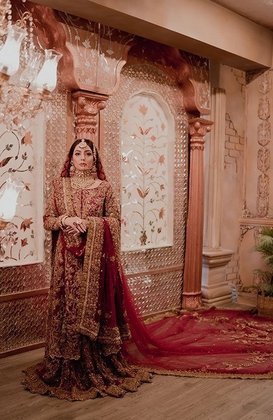  How Do Traditional and Modern Pakistani Bridal Dresses Compare?