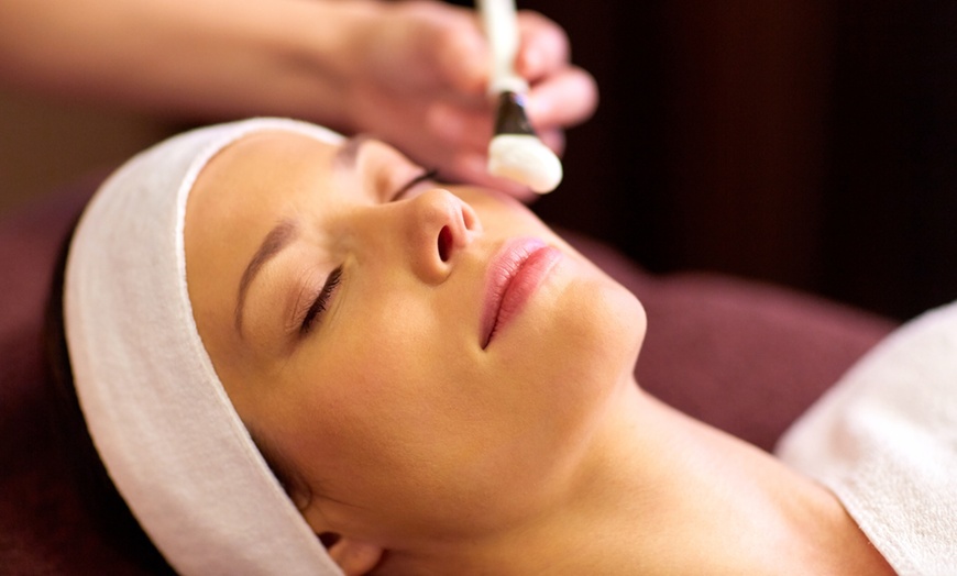 Achieve Radiant Skin with Dubai’s At-Home Facial Experts