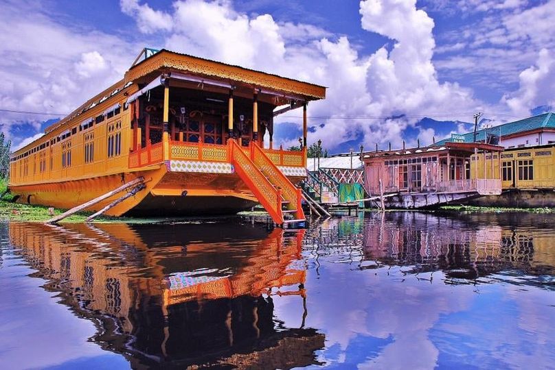  Experience Tranquility with Dal Lake Houseboats and Luxury Stays